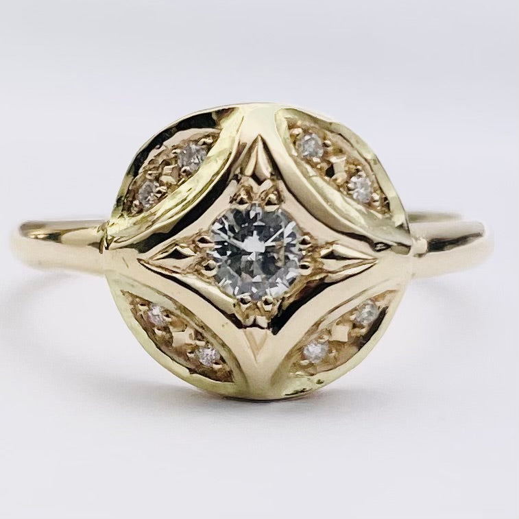 Louise Vurpas - Sur-mesure - Bague Séverine - Or jaune 750/1000 - Diamant Centre Rond 0,21 cts ø 3.9 mm - Diamants côté x 8 ø 1,2 mm - 4,79 grammes