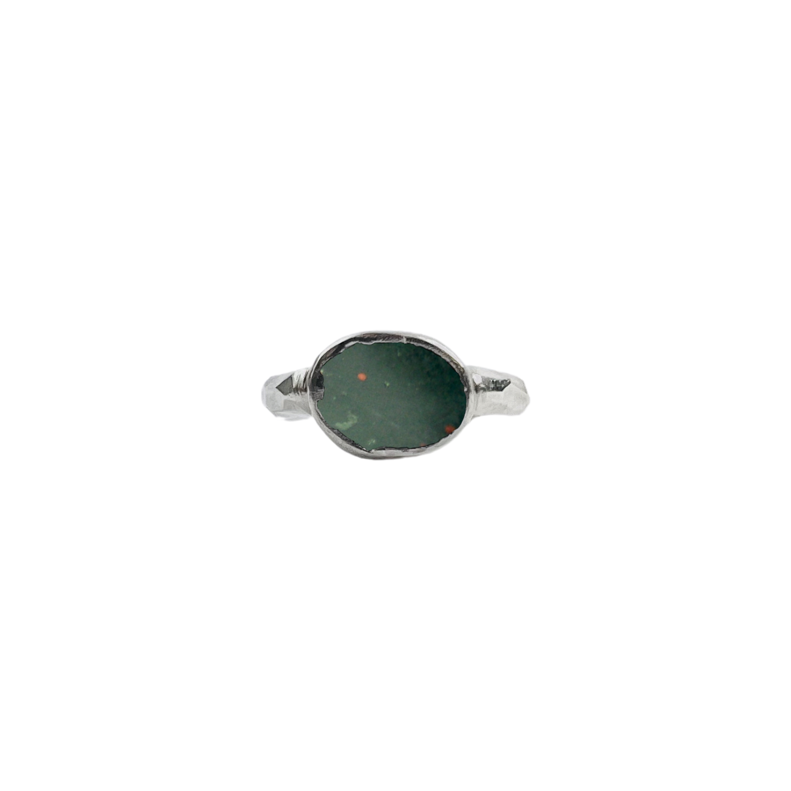 Packshot Bague Egée Jaspe Sanguine en vermail par la créatrice Louise Vurpas pour Bijouterie Fine