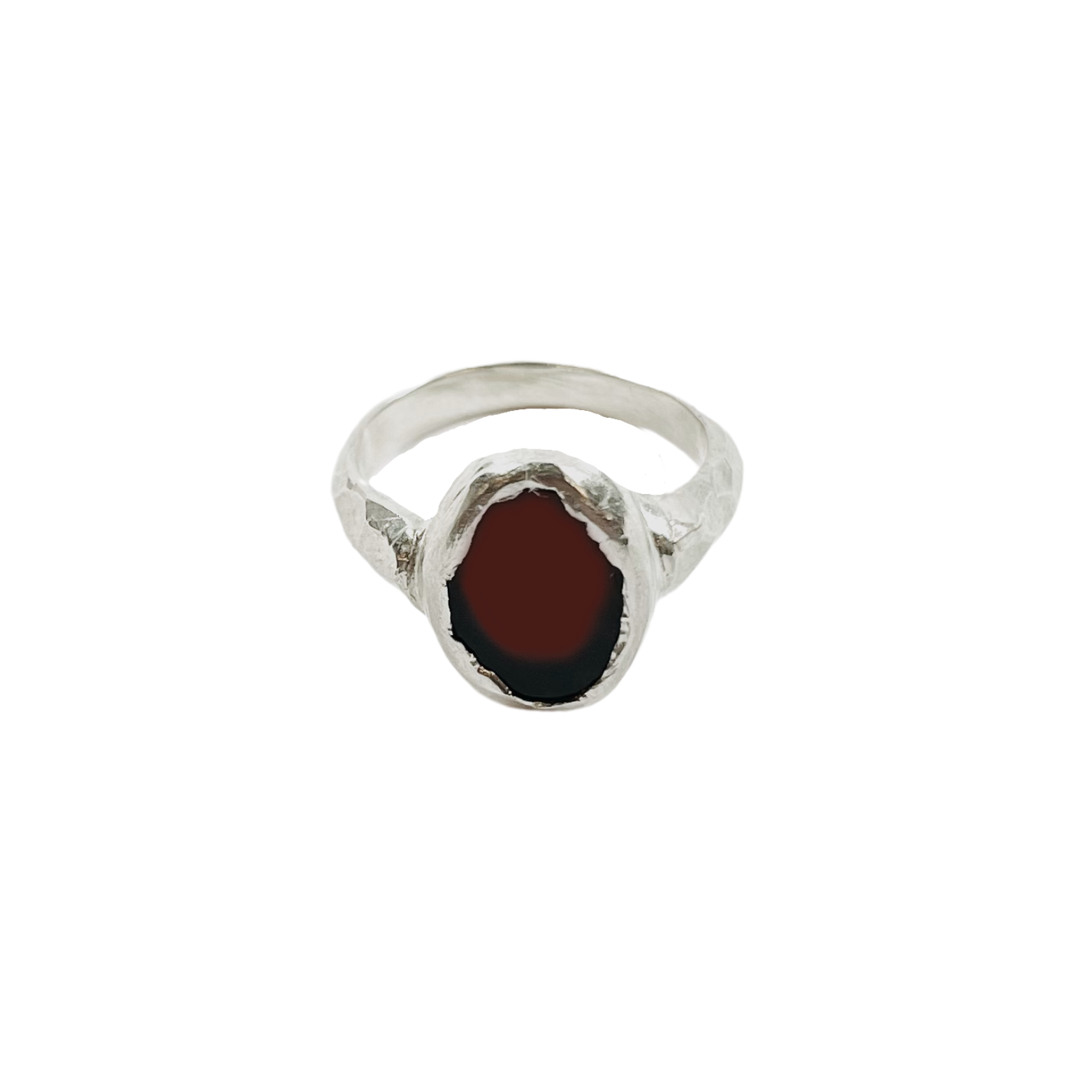 Packshot Bague Pirée Grenat en argent par la créatrice Louise Vurpas pour Bijouterie Fine